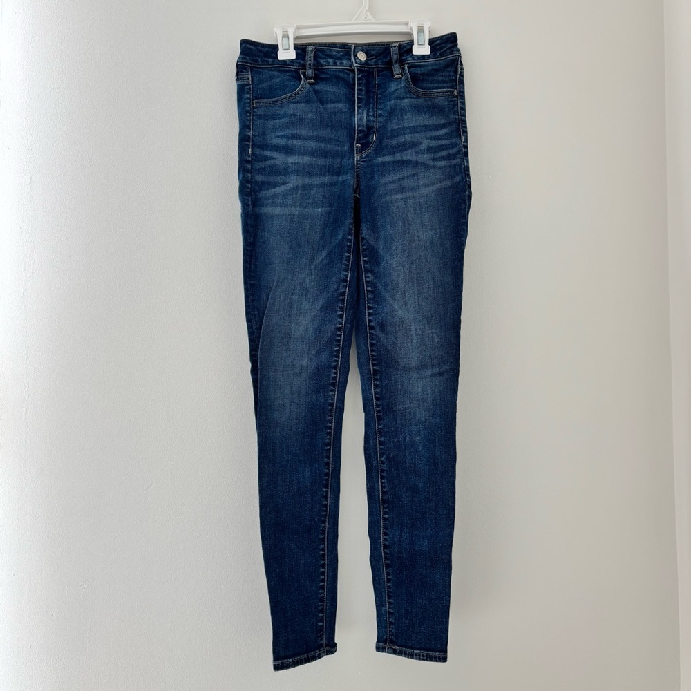 Dark wash American Eagle super stretch skinny jeans
